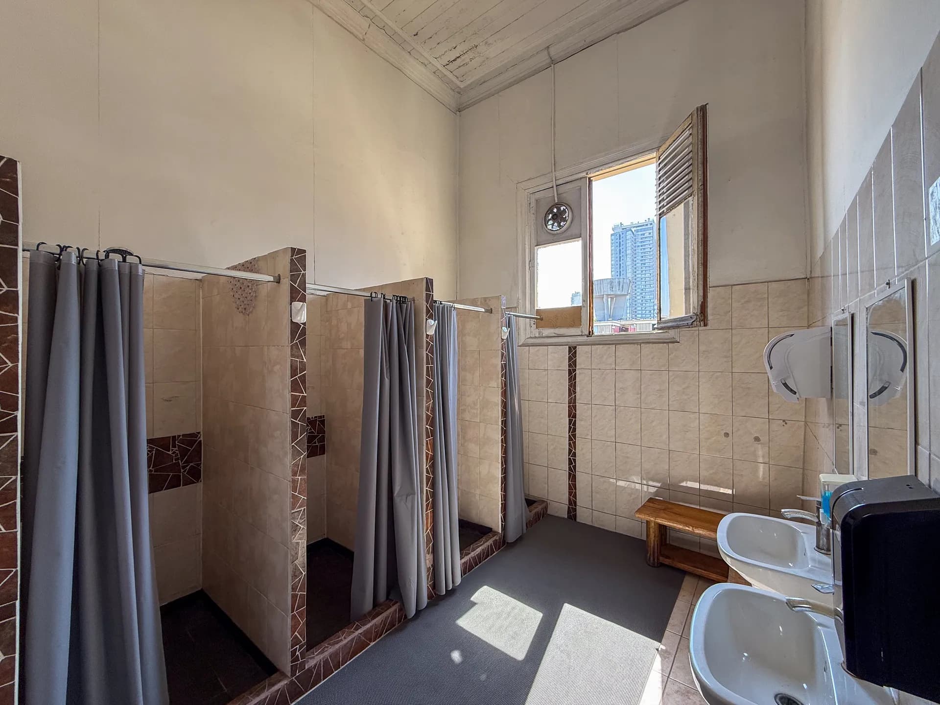 Banos at Happy Hostel Santiago — photo 1