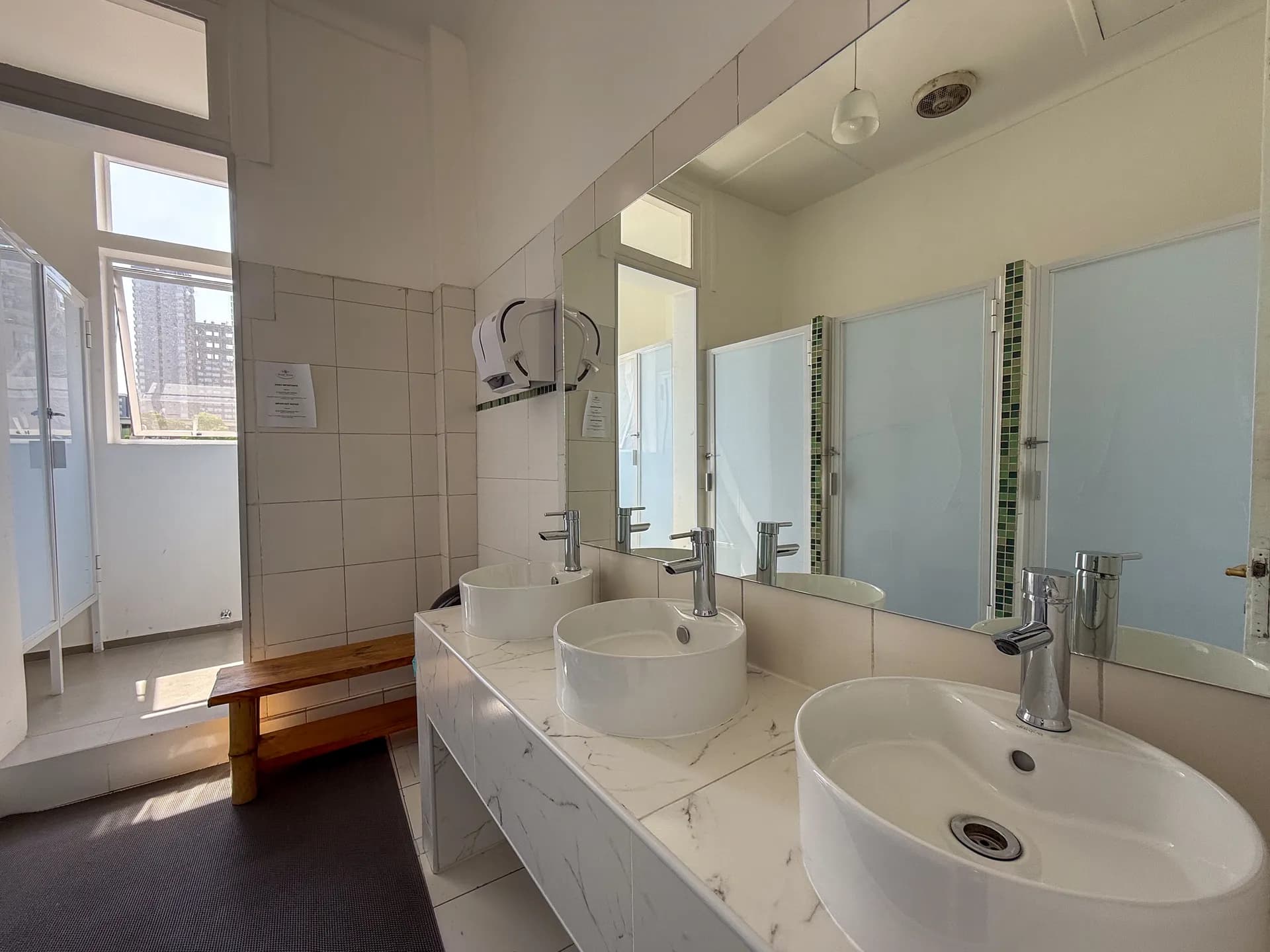 Banos at Happy Hostel Santiago — photo 2