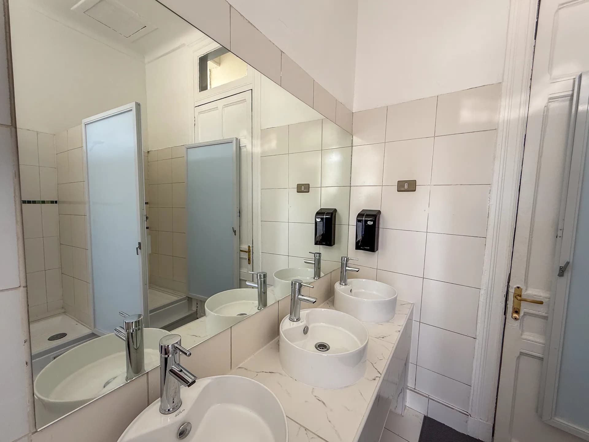 Banos at Happy Hostel Santiago — photo 3