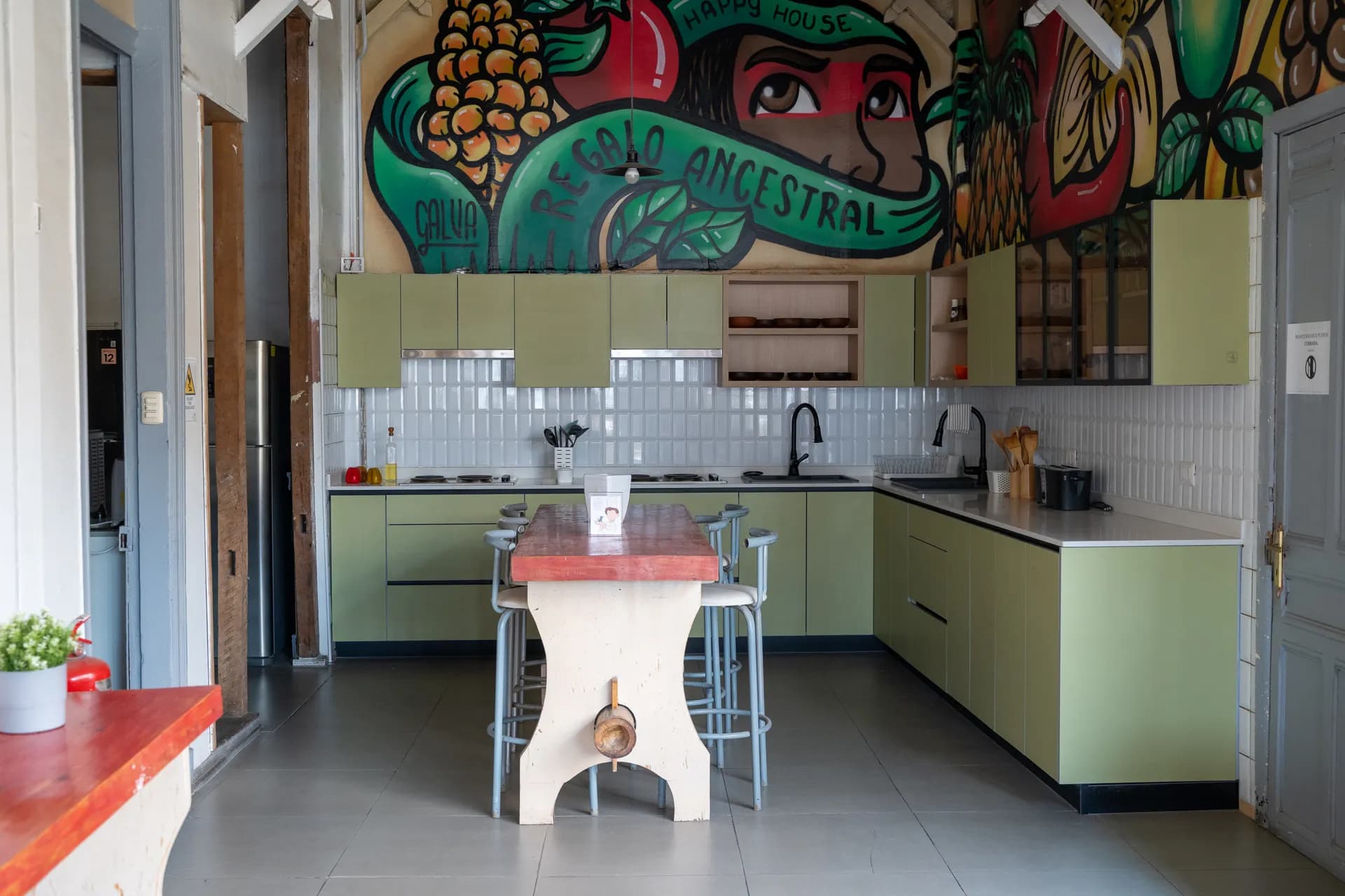 Cocina at Happy Hostel Santiago — photo 1