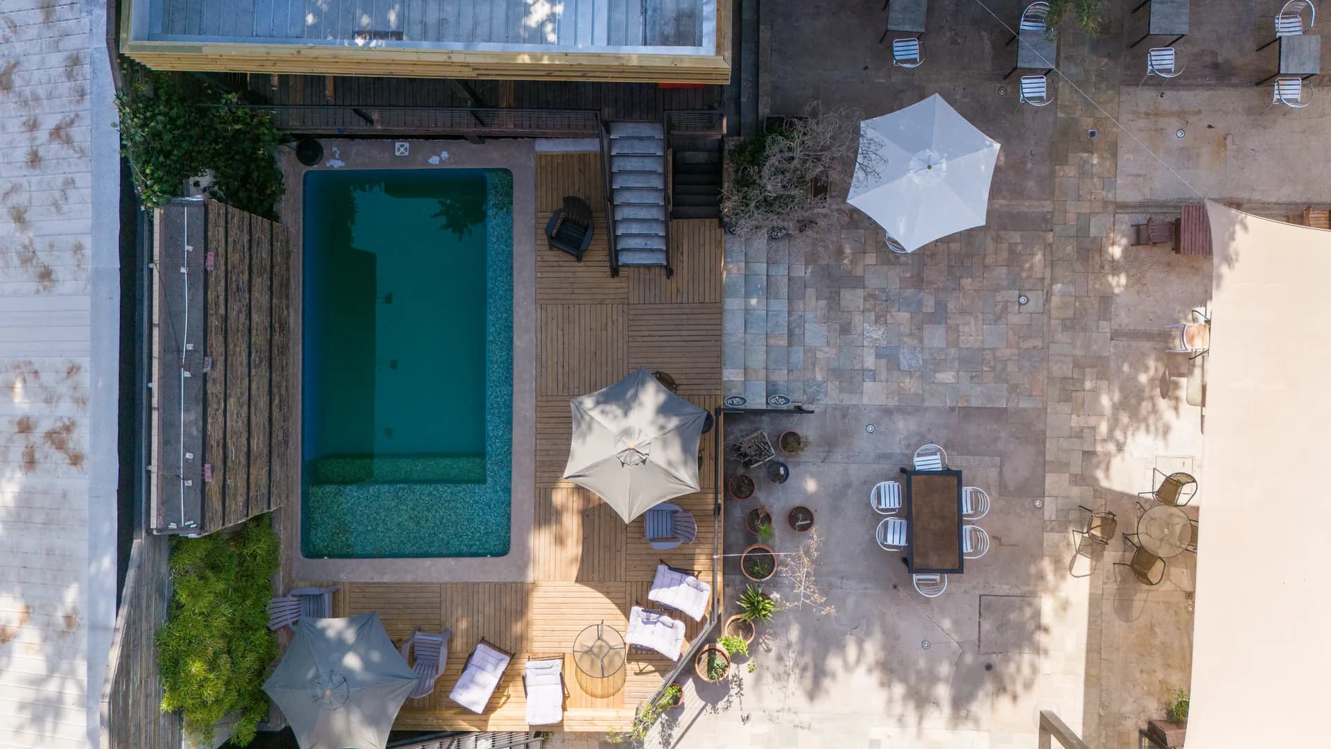 Jardin y Patio at Happy Hostel Santiago — photo 12