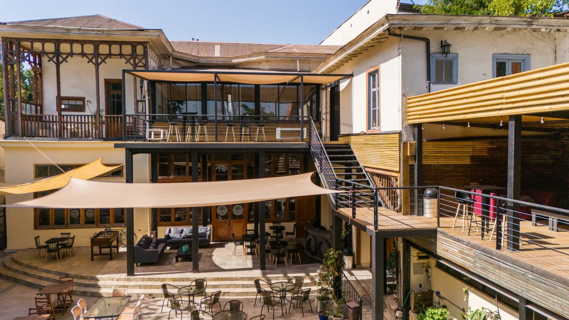 Jardin y Patio at Happy Hostel Santiago — photo 13