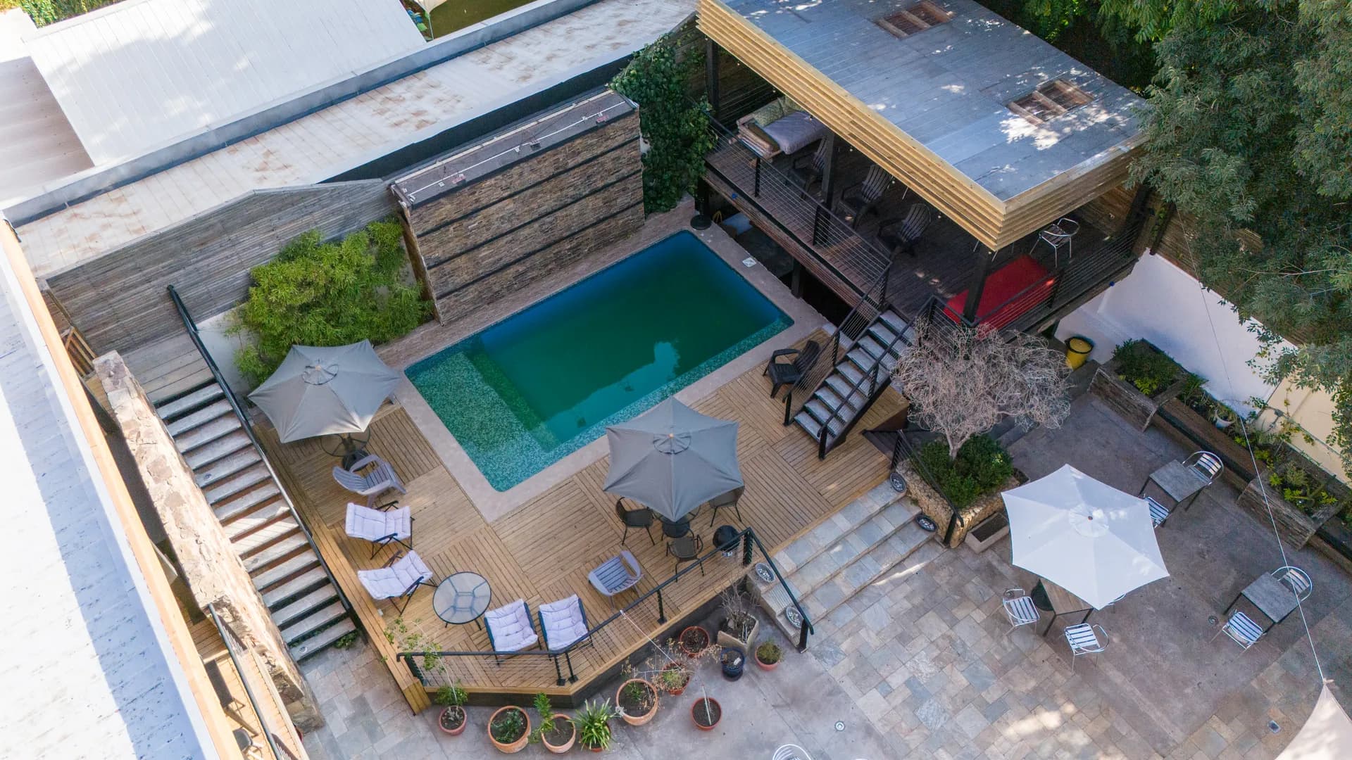 Jardin y Patio at Happy Hostel Santiago — photo 5